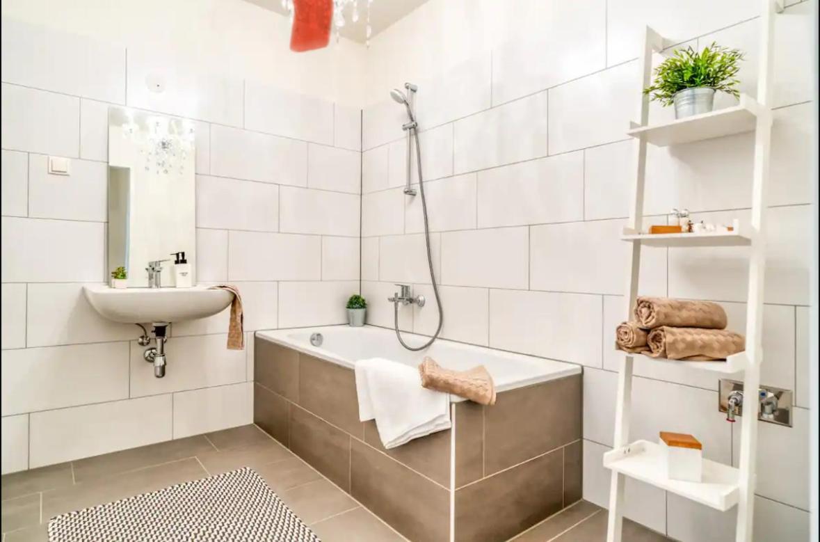 Modern Apartment With Balcony & Free Parking - Nearby Metro Vídeň Exteriér fotografie